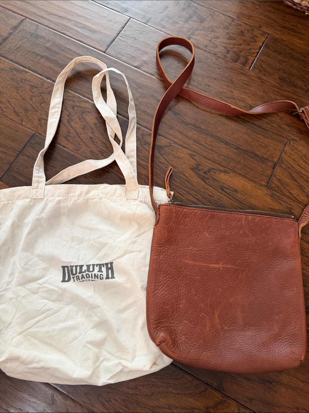 Duluth Trading Co Chestnut Brown Leather Messenger Crossbody